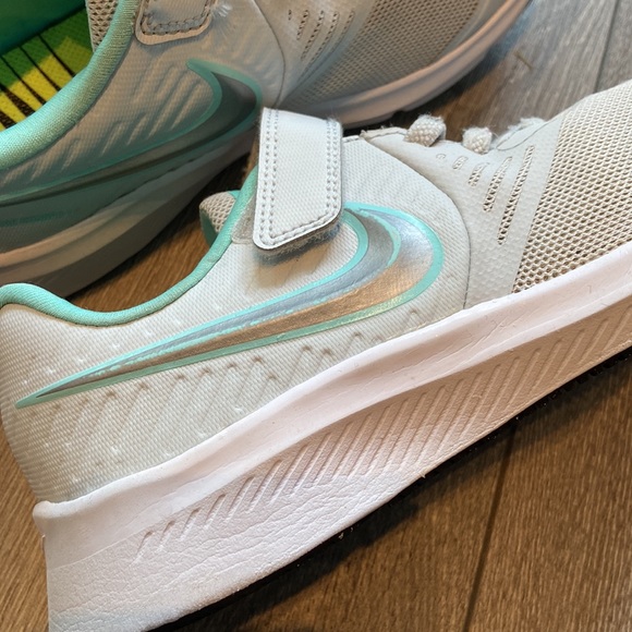 Girls Nike Runners. Grey with light teal. Size: 2Y - Picture 6 of 8